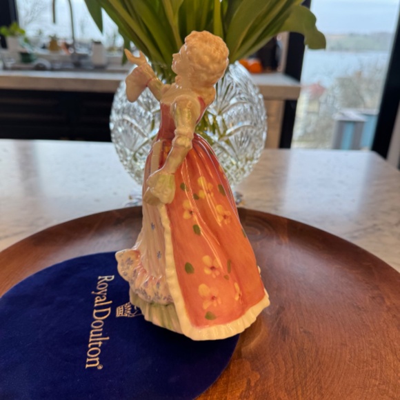 Royal Doulton Pretty Ladies Figurine "Caroline" HN3694. - Picture 3 of 8